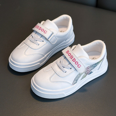 Novi model dječjih tenisica sa sjajnim efektom i naljepnicom