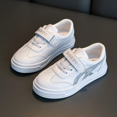 Novi model dječjih tenisica sa sjajnim efektom i naljepnicom