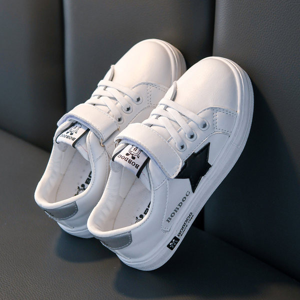 Novi model dječjih tenisica sa sjajnim efektom i naljepnicom