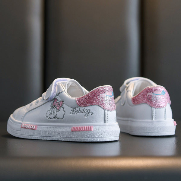 Novi model dječjih tenisica sa sjajnim efektom i naljepnicom