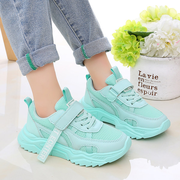 Novi model prozračnih tenisica za djevojčice s naljepnicama