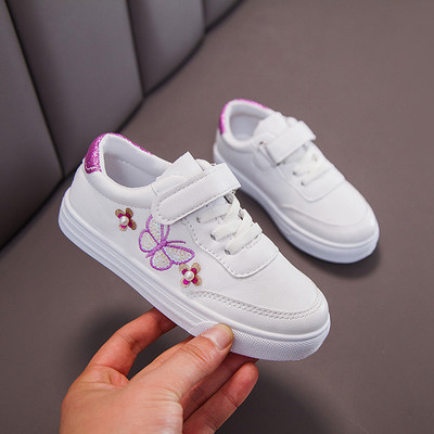 Jauns bērnu kedu modelis no eko ādas ar izšūtu tauriņu