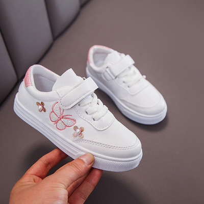 Jauns bērnu kedu modelis no eko ādas ar izšūtu tauriņu