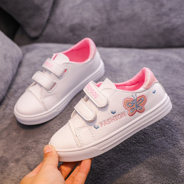 Jauns bērnu kedu modelis no eko ādas ar izšūtu tauriņu