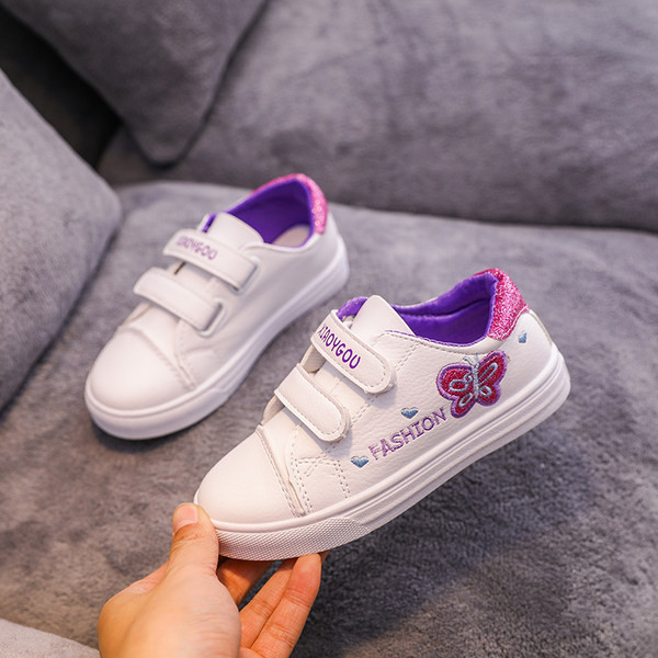 Jauns bērnu kedu modelis no eko ādas ar izšūtu tauriņu