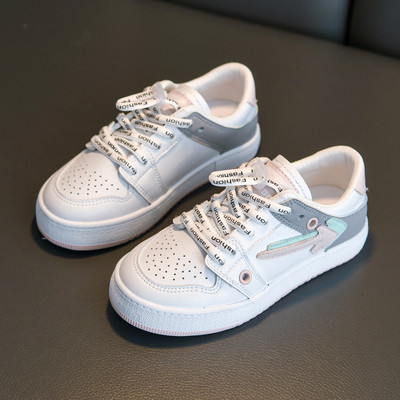 Jauns bērnu kedu modelis ar šņorēm un plakanu zoli