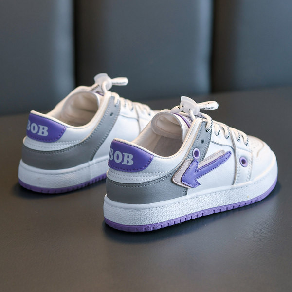 Jauns bērnu kedu modelis ar šņorēm un plakanu zoli