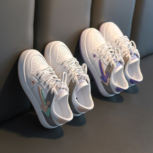 Jauns bērnu kedu modelis ar šņorēm un plakanu zoli