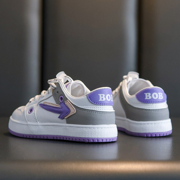 Jauns bērnu kedu modelis ar šņorēm un plakanu zoli