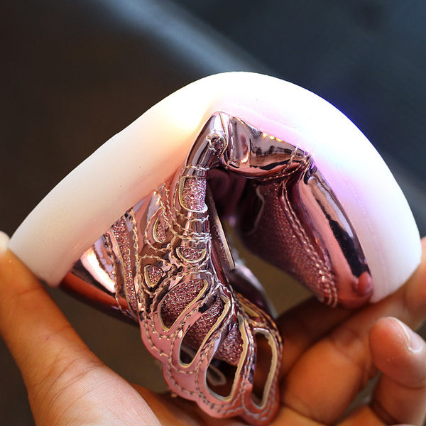 Moderne dječje sjajne tenisice s 3D elementima