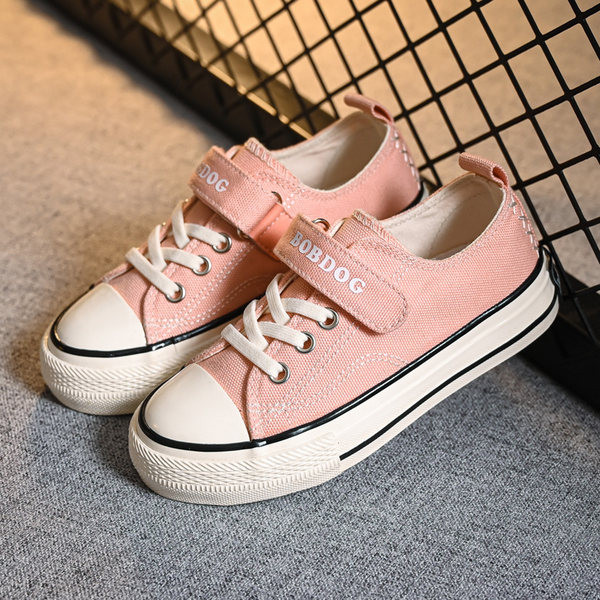 Novi model dječjih tenisica sa natpisima i linkovima