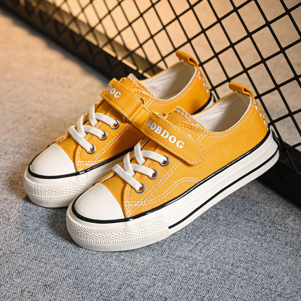 Novi model dječjih tenisica sa natpisima i linkovima