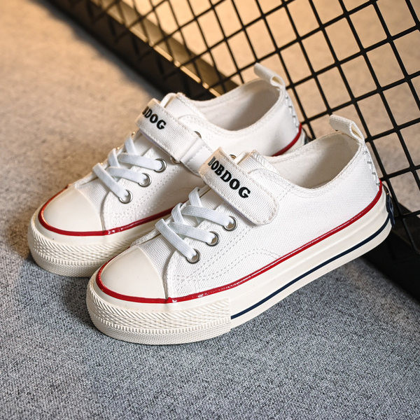 Novi model dječjih tenisica sa natpisima i linkovima