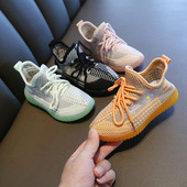 Novi model ljetnih tenisica sa izvezenom tratinčicom