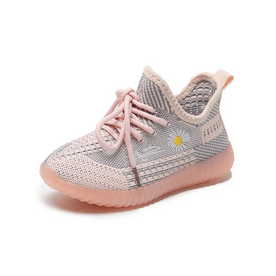 Novi model ljetnih tenisica sa izvezenom tratinčicom