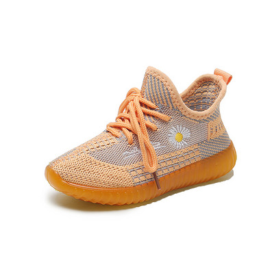 Novi model ljetnih tenisica sa izvezenom tratinčicom