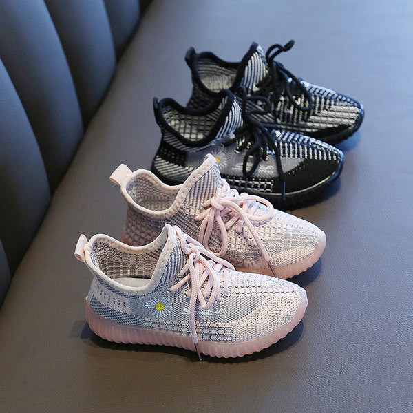 Novi model ljetnih tenisica sa izvezenom tratinčicom