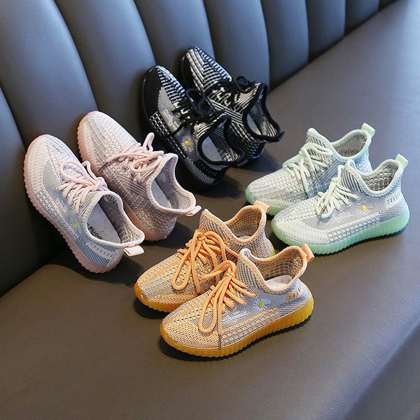 Novi model ljetnih tenisica sa izvezenom tratinčicom