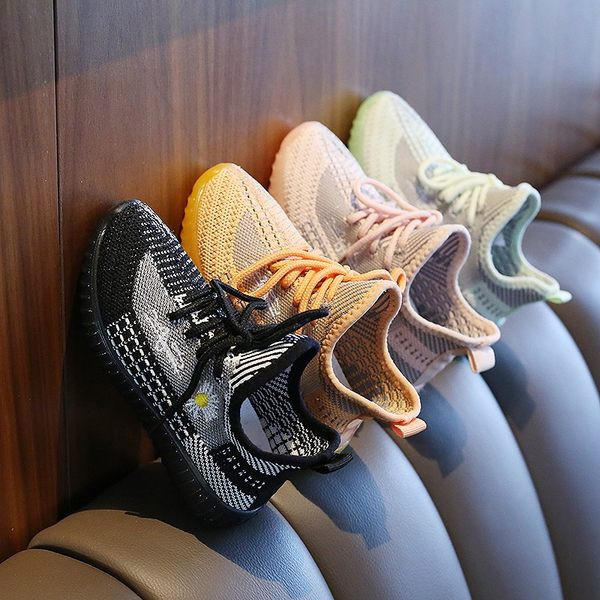 Novi model ljetnih tenisica sa izvezenom tratinčicom