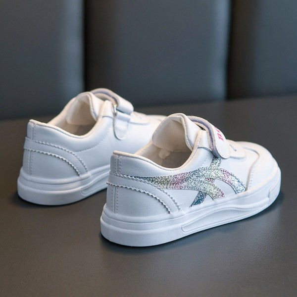 Dječje tenisice sa sjajnim efektom i natpisom u bijeloj boji
