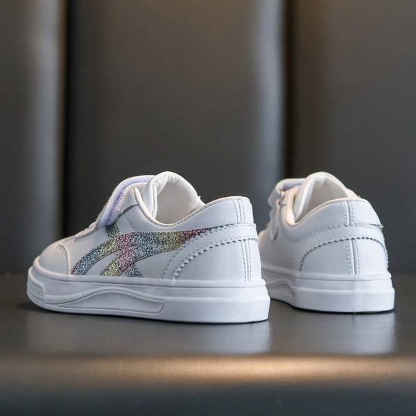 Dječje tenisice sa sjajnim efektom i natpisom u bijeloj boji