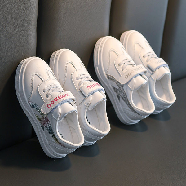 Dječje tenisice sa sjajnim efektom i natpisom u bijeloj boji