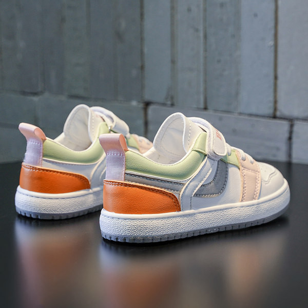 Dječje tenisice za djevojčice sa natpisima i naljepnicama