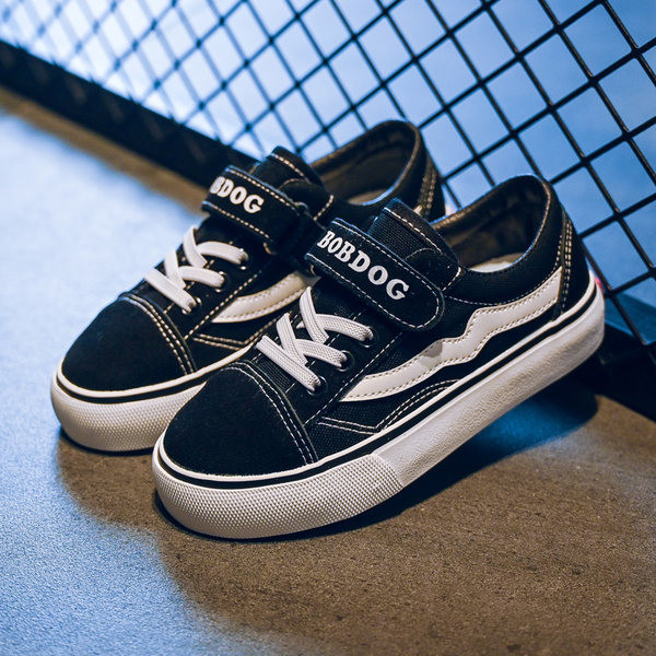 Dječje tenisice s vezicama u crnoj boji