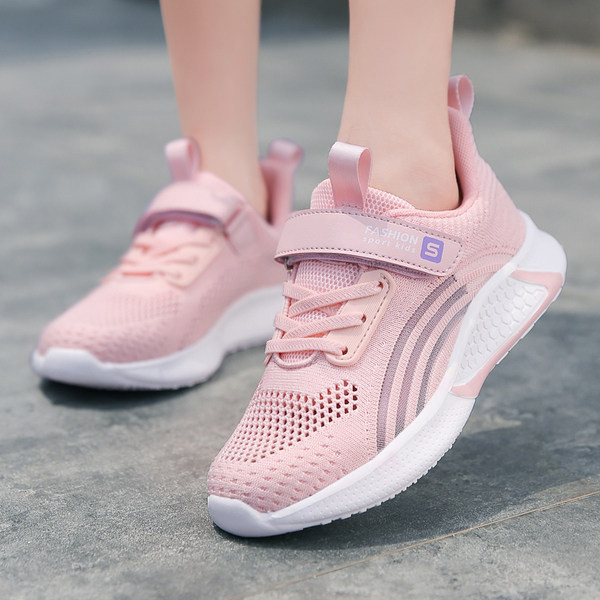 Novi model dječjih tenisica s naljepnicom i vezicama