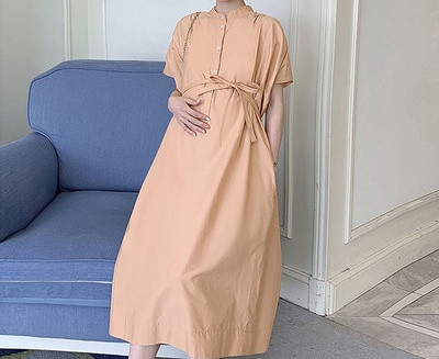 Sieviešu kleita ar pogām un īsām piedurknēm grūtniecēm