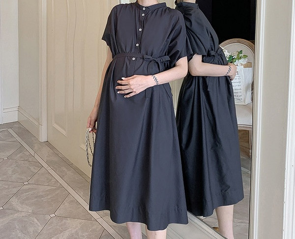 Sieviešu kleita ar pogām un īsām piedurknēm grūtniecēm