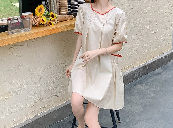 Sieviešu stilīga īsa kleita ar kabatām grūtniecēm