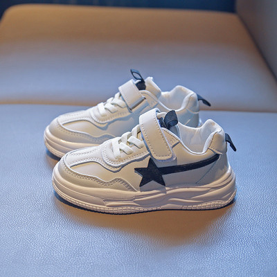 Dječje tenisice s naljepnicama i vezom zvijezda