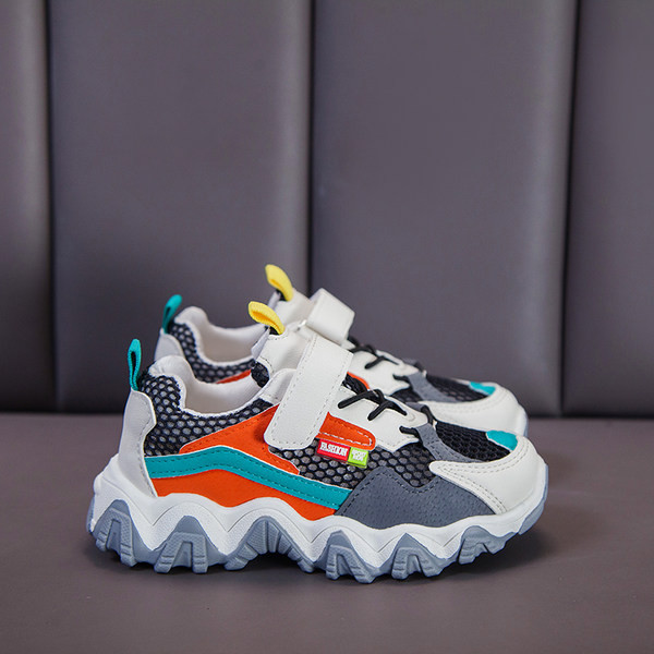 Jauns bērnu kedu modelis ar šņorēm un raupju zoli