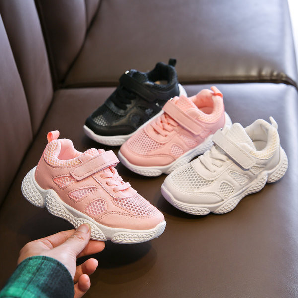 Dječje tenisice s naljepnicama i vezicama u tri boje