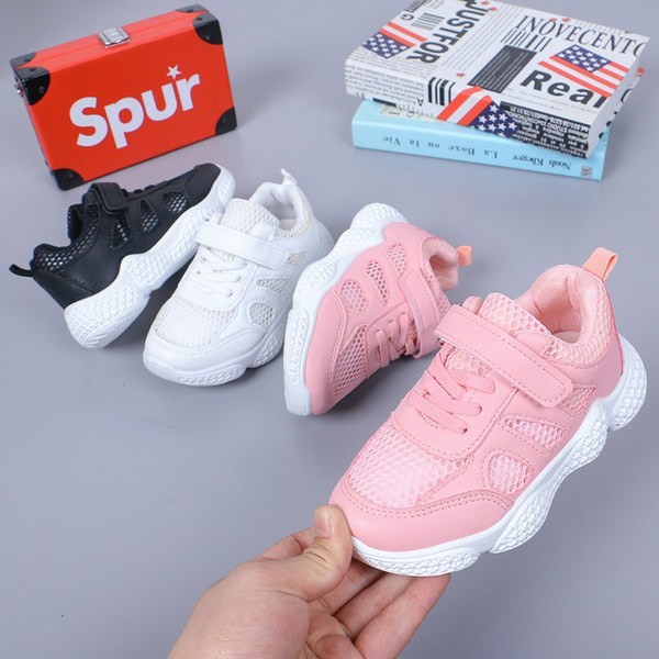 Dječje tenisice s naljepnicama i vezicama u tri boje