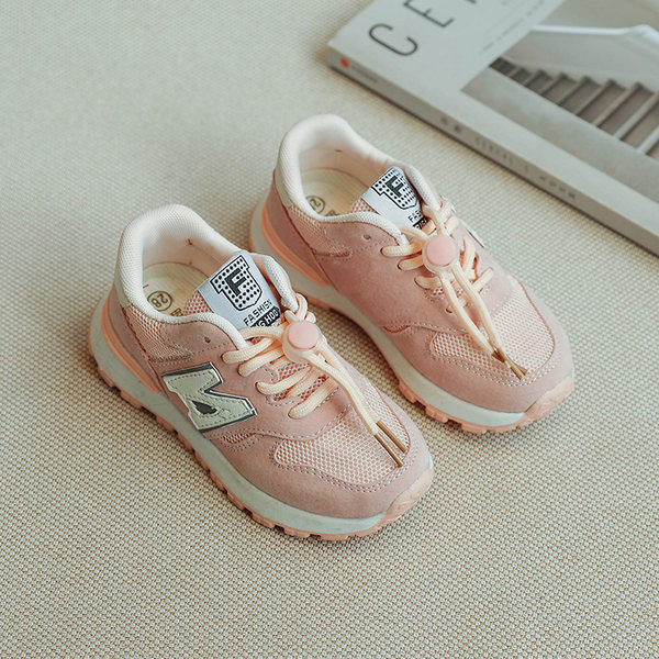 Jauns pavasara kedu modelis ar šņorēm