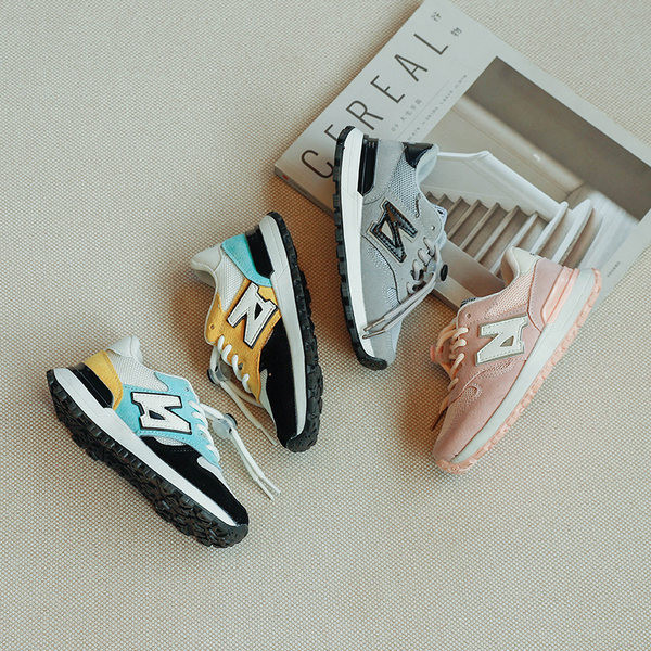 Jauns pavasara kedu modelis ar šņorēm