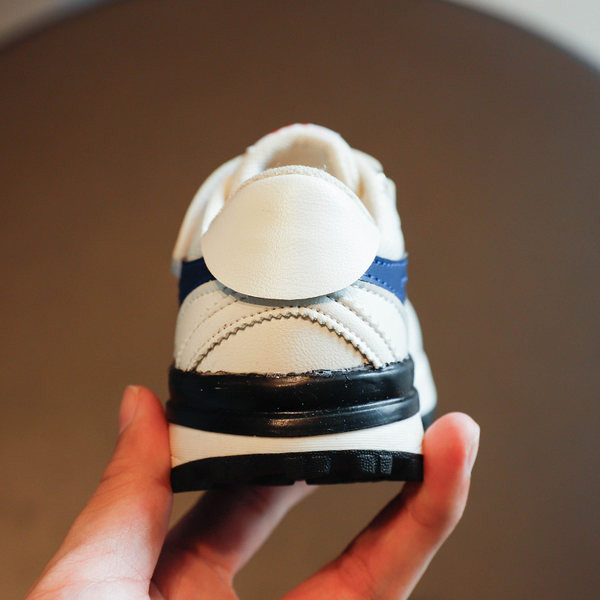 Jauns bērnu kedu modelis ar šņorēm un velcro