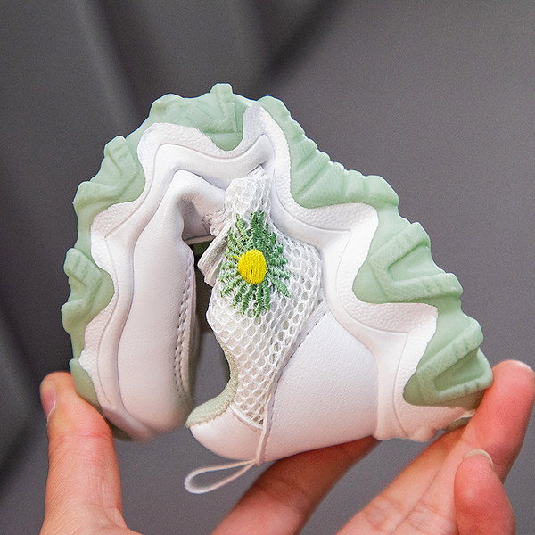 Bērnu kedas ar sietu un izšuvumiem