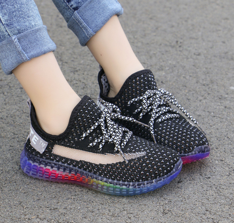 Krāsainas bērnu kedas no tekstila ar mežģīnēm