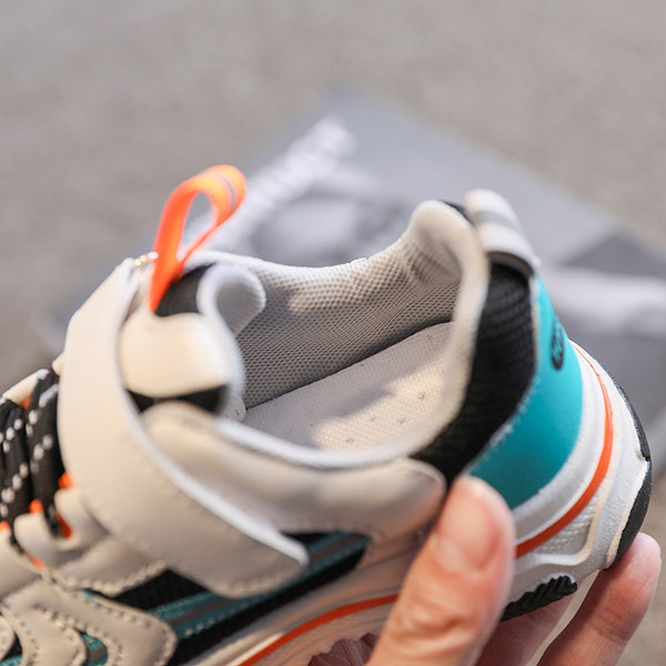 Jauns sieviešu kedu modelis ar uzlīmēm un saitēm