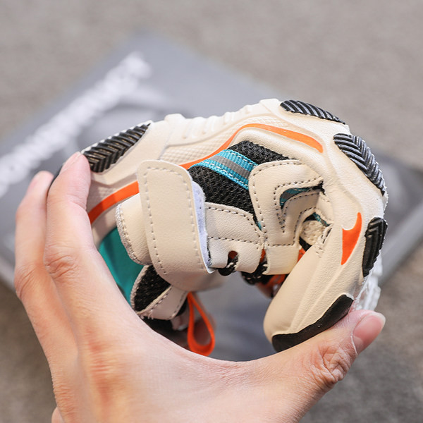 Jauns sieviešu kedu modelis ar uzlīmēm un saitēm