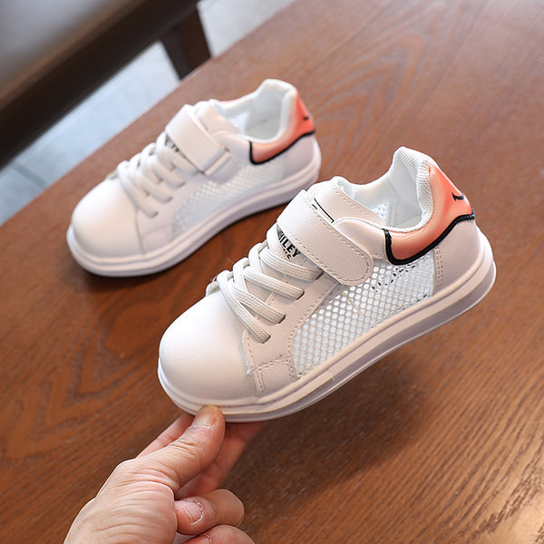 Elpojošas bērnu kedas ar plakanām zolēm un uzlīmēm