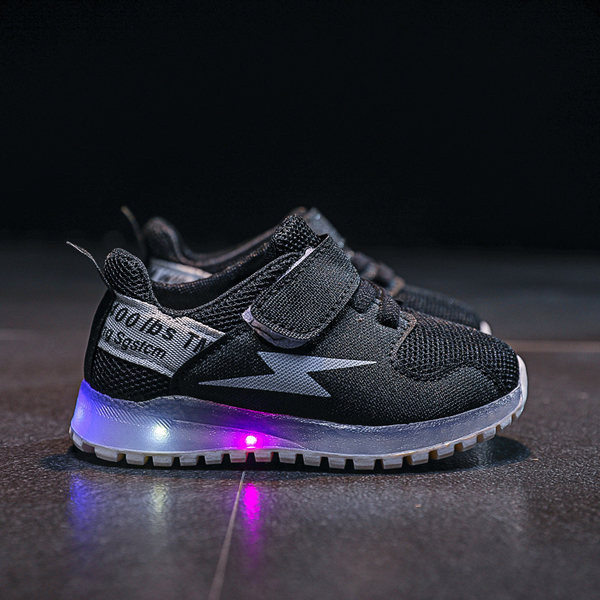 Jauns gaismas apavu modelis no eko ādas un tekstila