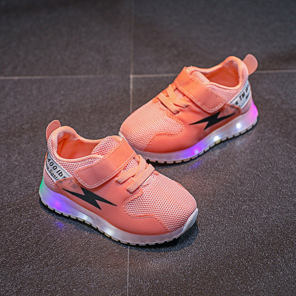 Jauns gaismas apavu modelis no eko ādas un tekstila