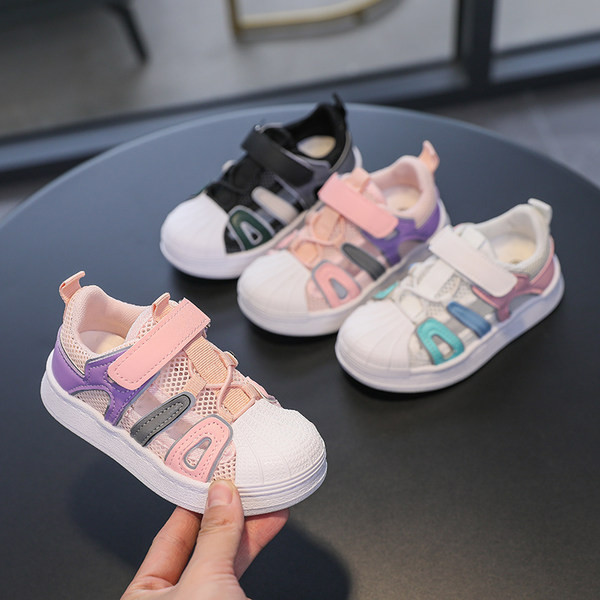 Prozračne dječje tenisice s naljepnicama i ravnim potplatom