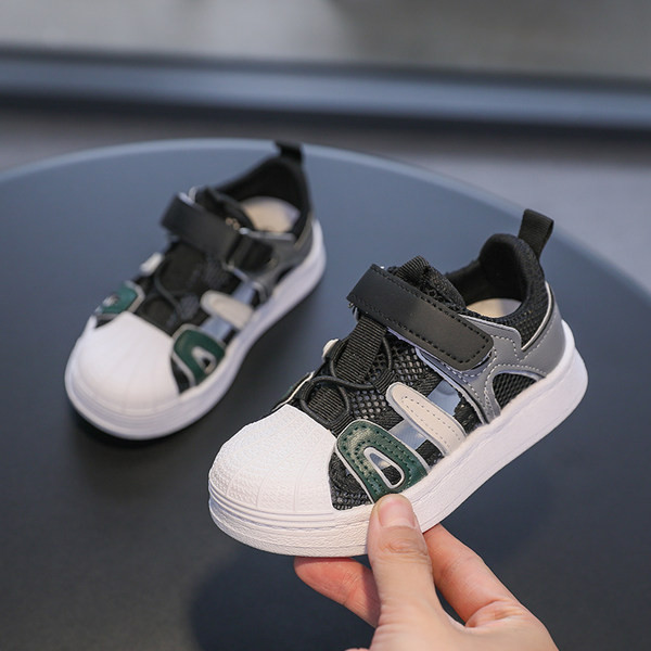 Prozračne dječje tenisice s naljepnicama i ravnim potplatom