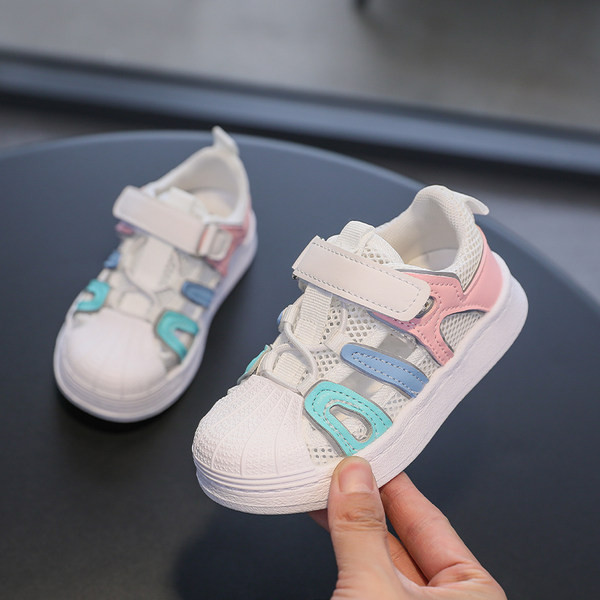 Prozračne dječje tenisice s naljepnicama i ravnim potplatom