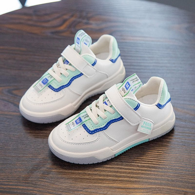 Ležerne dječje tenisice od eko kože sa vezicama i naljepnicama